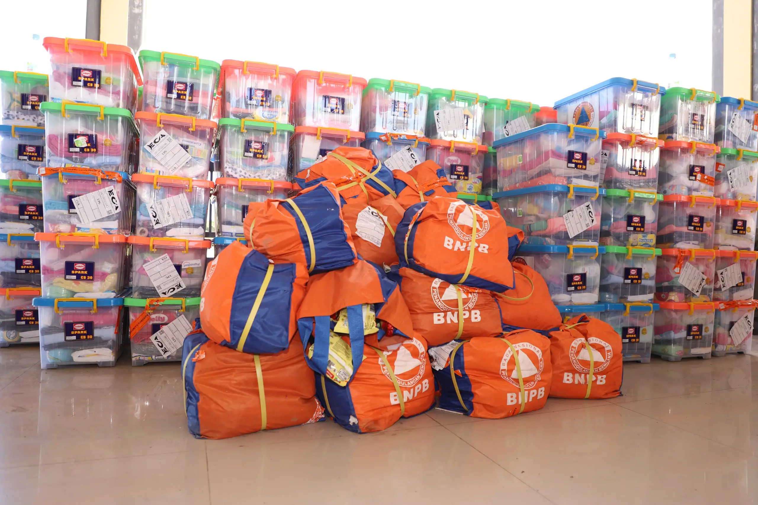 Sejumlah bantuan logistik untuk warga terdampak yang dipusatkan di Pos Komando Utama Tanggap Darurat Bencana Banjir dan Tanah Longsor Kabupaten Luwu, Sulawesi Selatan, Selasa (7/5).